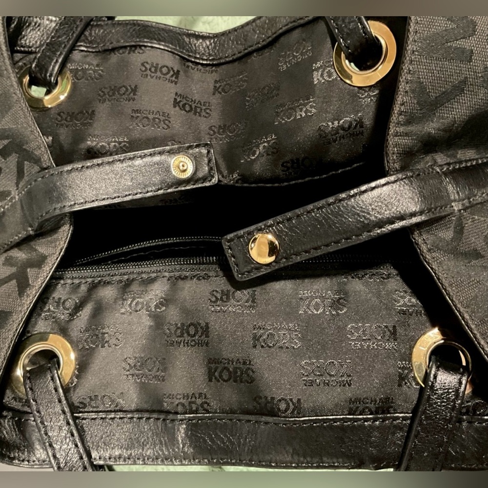 SOLD Michael Kors MK tote in black. Pre-loved 2013. - Picture 4 of 10